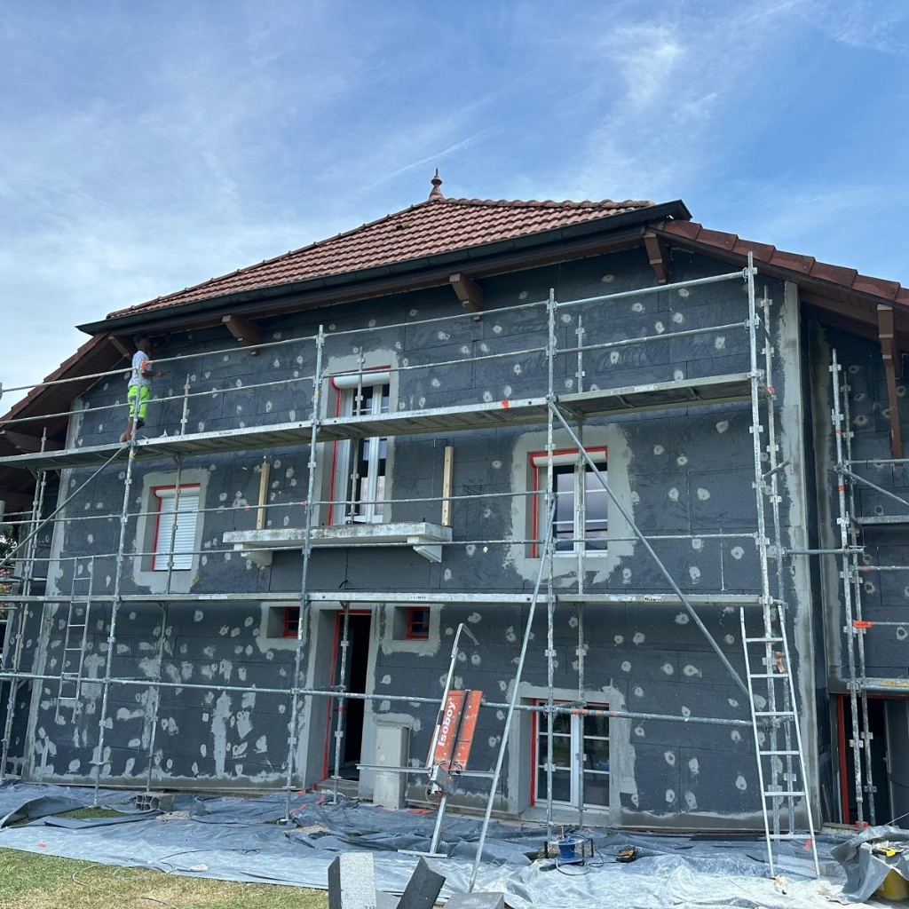 Avant travaux d'isolation thermique extérieure maison avec échafaudage à Étrembières