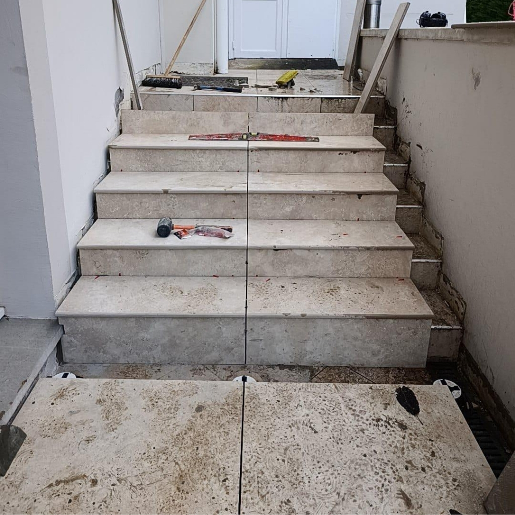 Avant pose de carrelage dans une pièce en rénovation